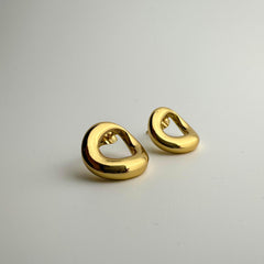 Cerami Chic Studs Earrings