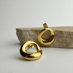 Cerami Chic Studs Earrings