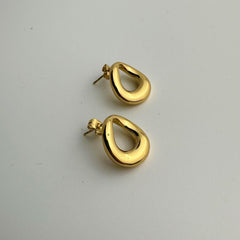 Cerami Chic Studs Earrings