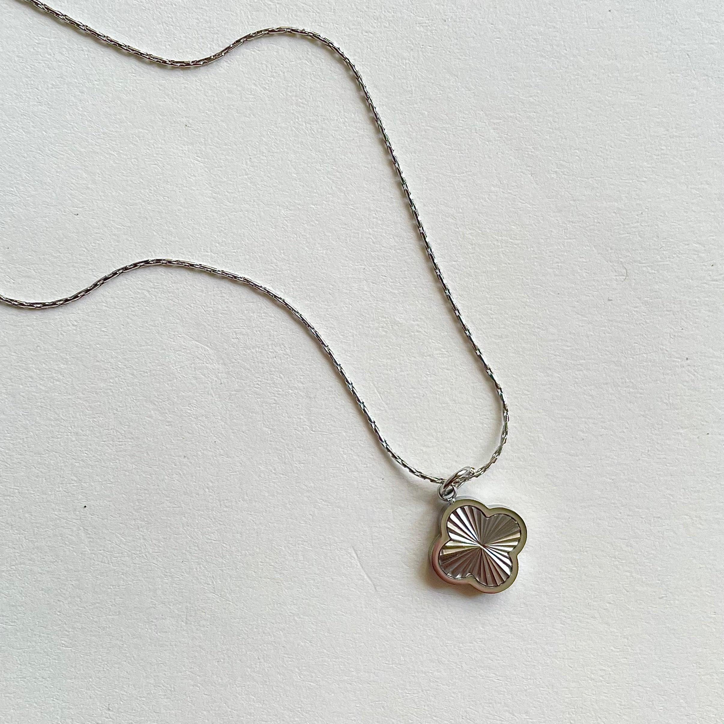 Silverleaf Clover Necklace_03
