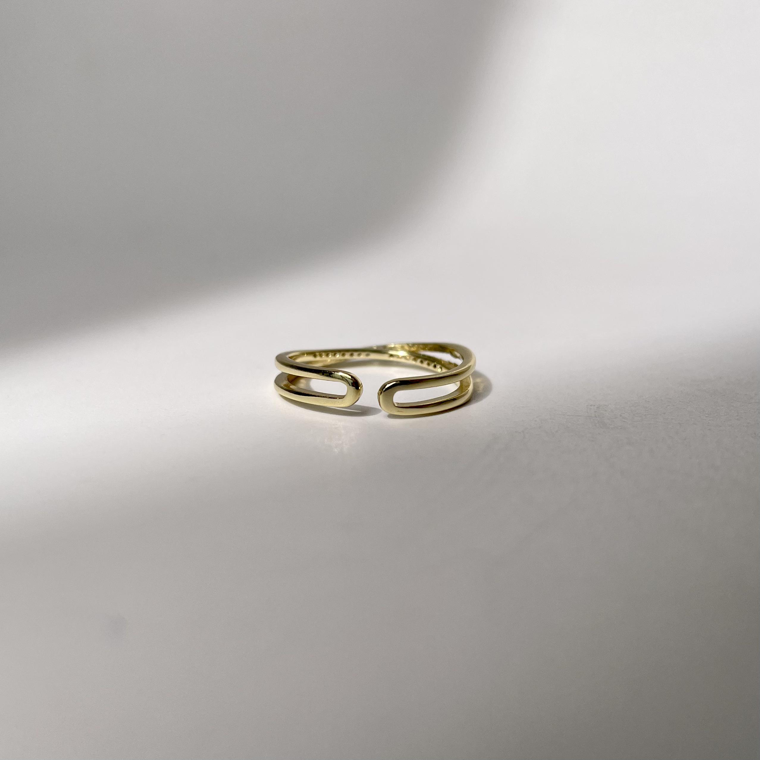 Elegant Gold Twist Ring