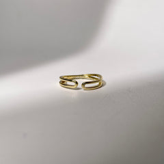 Elegant Gold Twist Ring