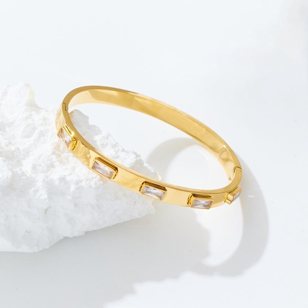 Minimalist Gemstone Cuff kada