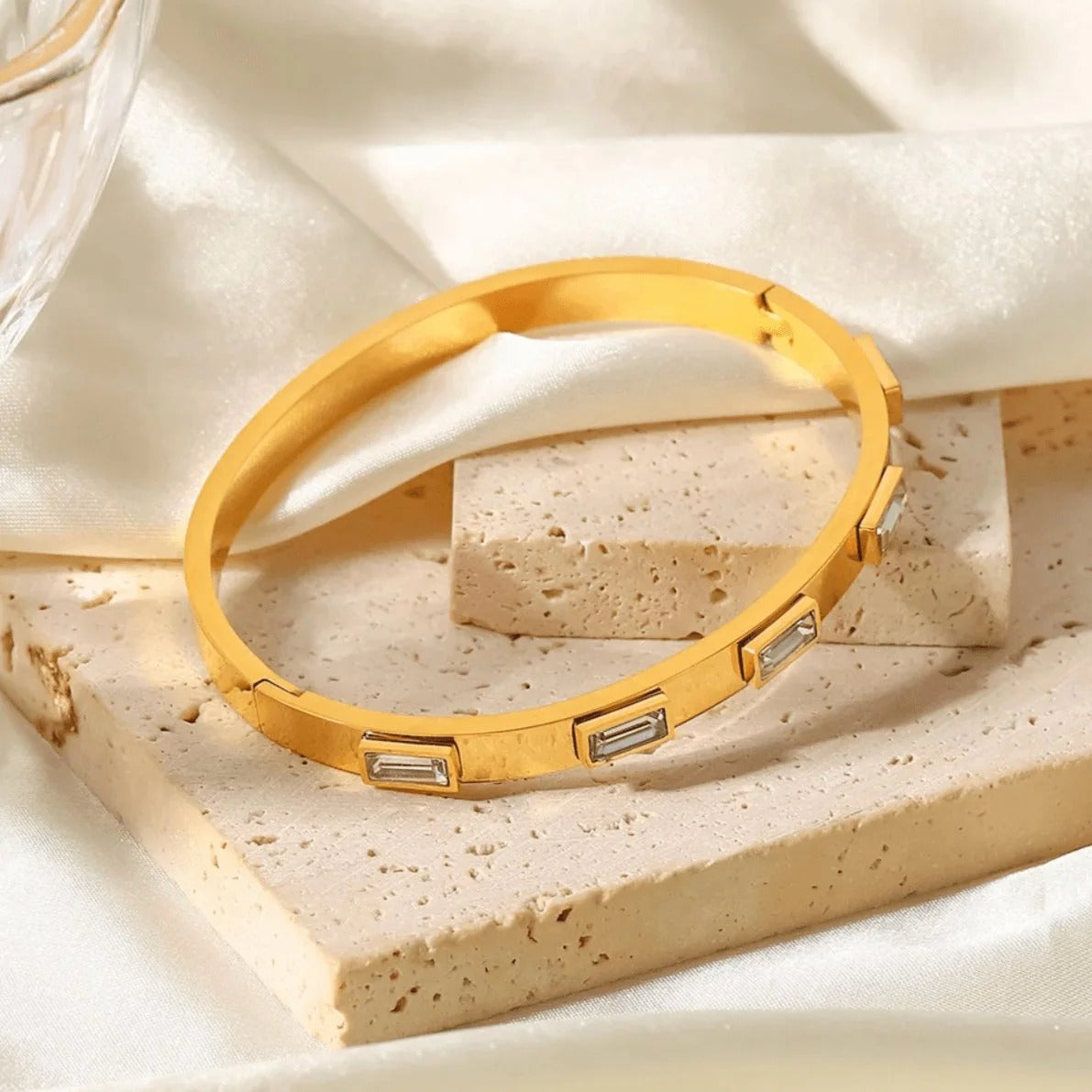 Minimalist Gemstone Cuff kada