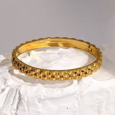 Scalloped Gold Cuff Bangle